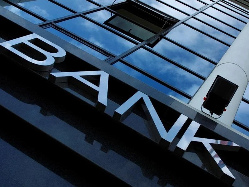 «Σοκ και δέος» στις τράπεζες: 8.000 εργαζόμενοι στην έξοδο, κλείνουν 800 καταστήματα